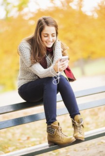 Young woman using cell phone in Central Park. USA, New York State, New York City.
Photo : Daniel