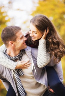 Man giving piggy back ride to woman in park. USA, New York State, New York City.
Photo : Daniel