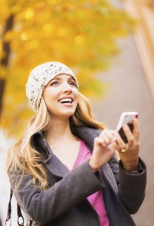 Portrait of blond woman using cell phone. USA, New York City, Brooklyn, Williamsburg.
Photo :