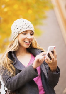 Portrait of blond woman using cell phone. USA, New York City, Brooklyn, Williamsburg.
Photo :