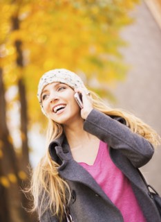 Portrait of blond woman using cell phone. USA, New York City, Brooklyn, Williamsburg.
Photo :