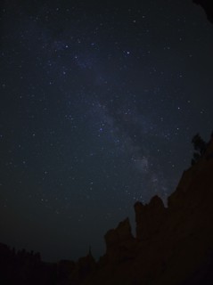 Night sky above rocks. USA, Utah, Bryce Canyon.
Photo : Daniel Grill