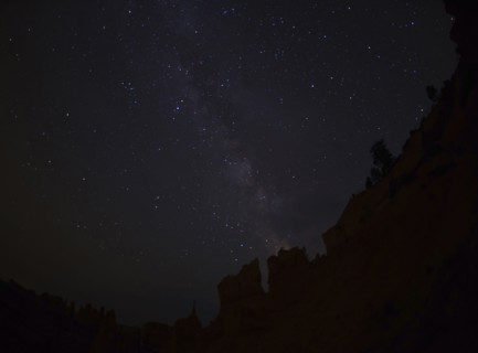 Night sky above rocks. USA, Utah, Bryce Canyon.
Photo : Daniel Grill
