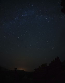 Night sky above rocks. USA, Utah, Bryce Canyon.
Photo : Daniel Grill