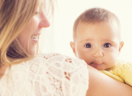 Studio Shot of mother holding daughter (2-5 months).
Photo : Daniel Grill