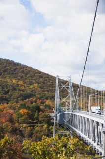 Truck crossing bridge. USA, USA, New York State, Bear Mountain.
Photo : fotog