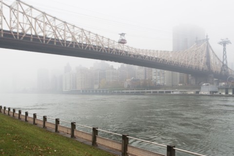 Overhead cable car by Queensboro Bridge. USA, New York State, New York City.
Photo : fotog