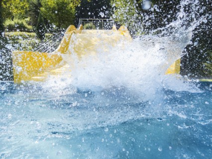 Boy (6-7) making splash in pool. Germany, Thuringia.
Photo : JOHANNES KROEMER