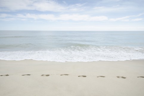 Foorprints on beach. USA, Massachusetts, Nantucket.
Photo : Chris Hackett