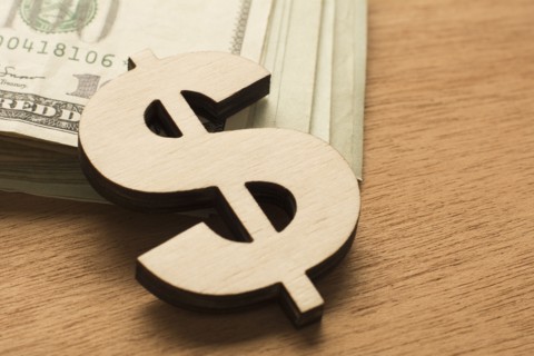 Dollar sign and cash.
Photo : Kristin Lee