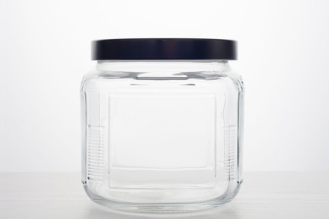 Empty glass jar.
Photo : Kristin Lee