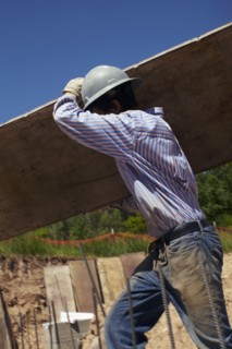 Construction worker working on construction site. USA, Western Colorado, United States.
Photo :