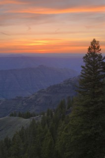 View to Imnaha River Canyon at sunset. USA, Oregon.
Photo : Gary Weathers