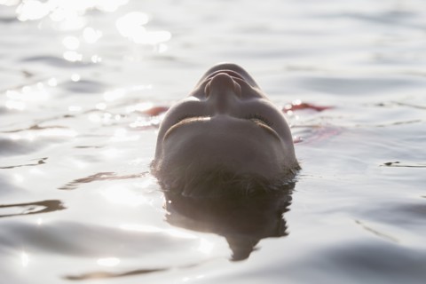 Woman relaxing in lake.
Photo : Jan Scherders
