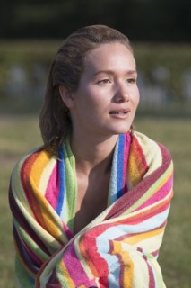 Woman wrapped in stripped towel. Netherlands, Gelderland, De Rijkerswoerdse Plassen.
Photo : Jan
