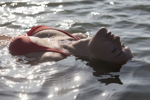 Woman relaxing in lake.
Photo : Jan Scherders