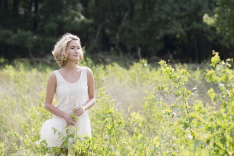 Woman relaxing on meadow. Netherlands, Gelderland, Hatertse Vennen.
Photo : Jan Scherders