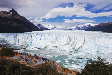 Tourists looking at glacier. Argentina, Los Glaciares National Park, Perito Moreno.
Photo : Henryk