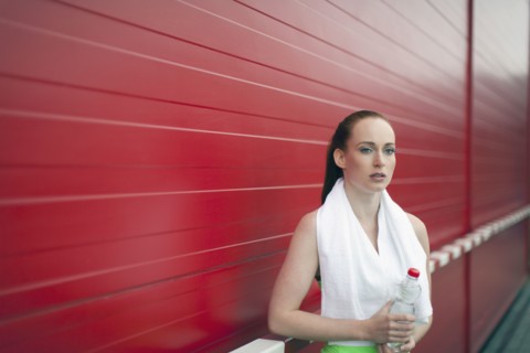 Portrait of woman holding bottle of water.
Photo : Mark de Leeuw