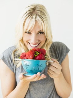 Woman holding fresh strawberries.
Photo : Jessica Peterson