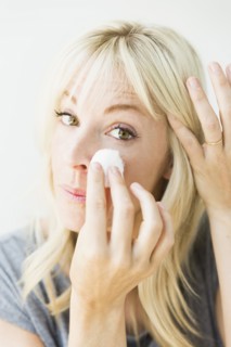 Woman cleaning face.
Photo : Jessica Peterson