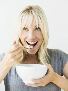 Woman eating cereals.
Photo : Jessica Peterson