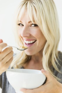 Woman eating cereals.
Photo : Jessica Peterson