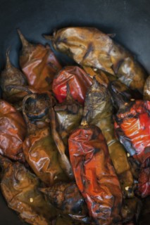 Studio shot of roasted chili peppers.
Photo : Karen Schuld