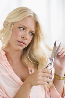 Portrait of young woman cutting hair.
Photo : Jamie Grill