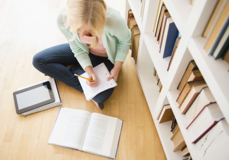 Elevated view of woman studying in library.
Photo : Jamie Grill