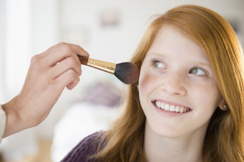 Portrait of girl (12-13) getting make-up.
Photo : Jamie Grill