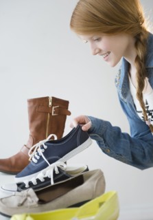 Girl (12-13) choosing shoes.
Photo : Jamie Grill