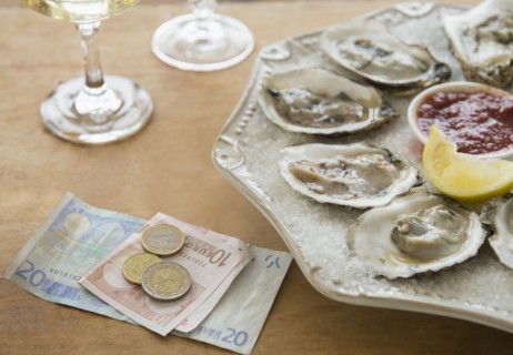 Studio shot of oysters and money.
Photo : Jamie Grill