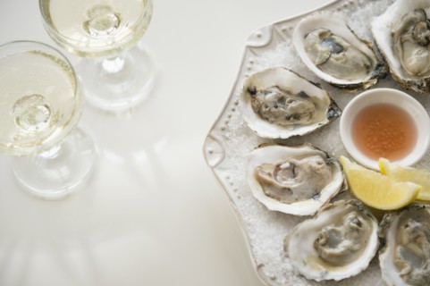 Studio shot of white wine and oysters.
Photo : Jamie Grill