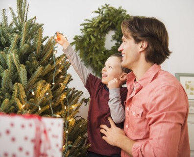 Man with kid (6-7) decorating Christmas tree.
Photo : Daniel Grill