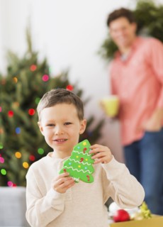 Boy (6-7) holding gingerbread.
Photo : Daniel Grill