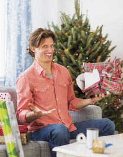 Man wrapping presents.
Photo : Daniel Grill