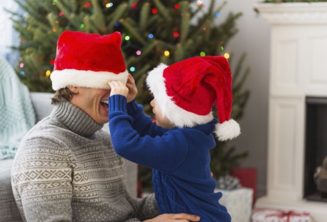 Father and son (6-7) playing next to Christmas tree.
Photo : Daniel Grill