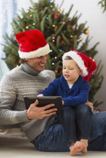 Father and son (6-7) using tablet.
Photo : Daniel Grill