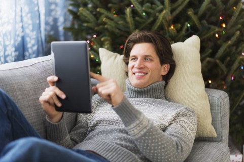 Man lying on sofa and using tablet.
Photo : Daniel Grill