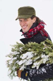 Man carrying Christmas tree.
Photo : Daniel Grill