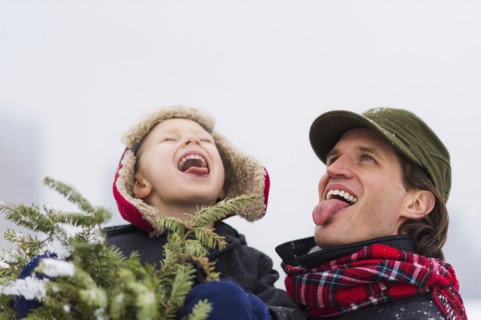 Father and son (6-7) catching snowflakes on tongue.
Photo : Daniel Grill