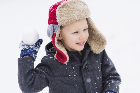 Boy (6-7) playing with snowball.
Photo : Daniel Grill