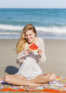 Young woman on beach eating watermelon. Jupiter, Florida, USA.
Photo : Daniel Grill