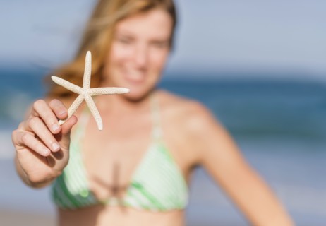 Young woman on beach holding starfish. Jupiter, Florida, USA.
Photo : Daniel Grill