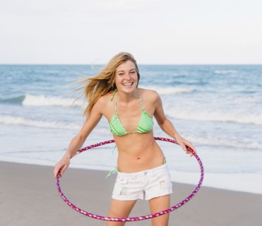 Young woman on beach twirling Hula hoop. Jupiter, Florida, USA.
Photo : Daniel Grill