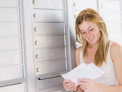 Young woman reading letters.
Photo : Daniel Grill