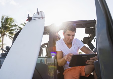 Young man using digital tablet. Jupiter, Florida, USA.
Photo : Daniel Grill