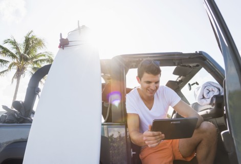 Young man using digital tablet. Jupiter, Florida, USA.
Photo : Daniel Grill