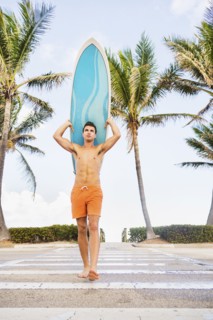 Young man carrying surfboard. Jupiter, Florida, USA.
Photo : Daniel Grill